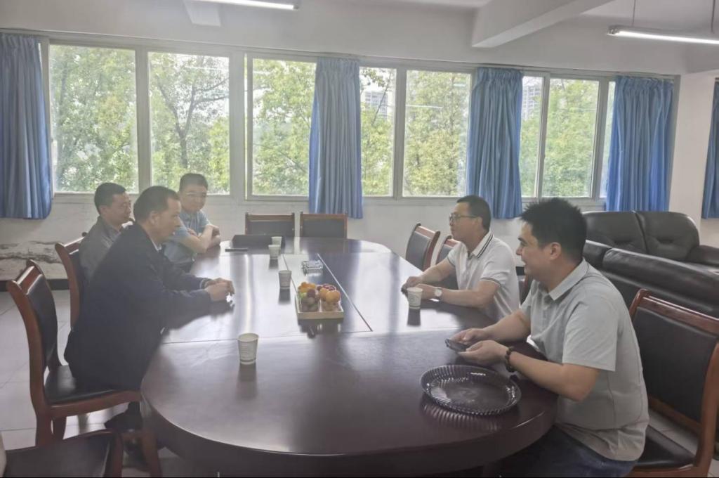 调研组与重庆三木华瑞机电有限公司负责人交流洽谈.png