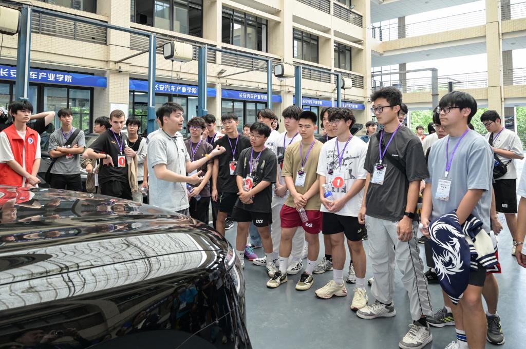 来访师生参观车辆工程学院实训基地.JPG