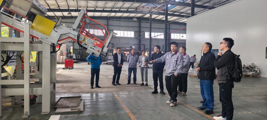2.科研人员在重庆赛纳科技有限公司生产车间考察交流.jpg