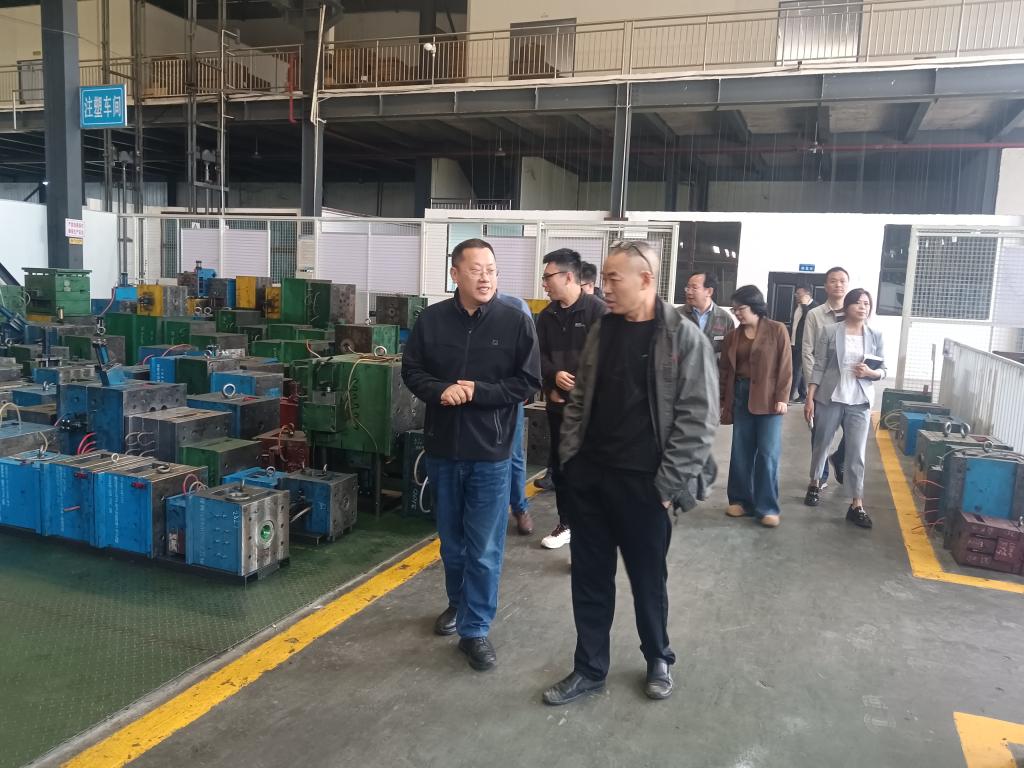 1.科研人员与重庆全悦翔滤清器有限公司技术人员交流.jpg