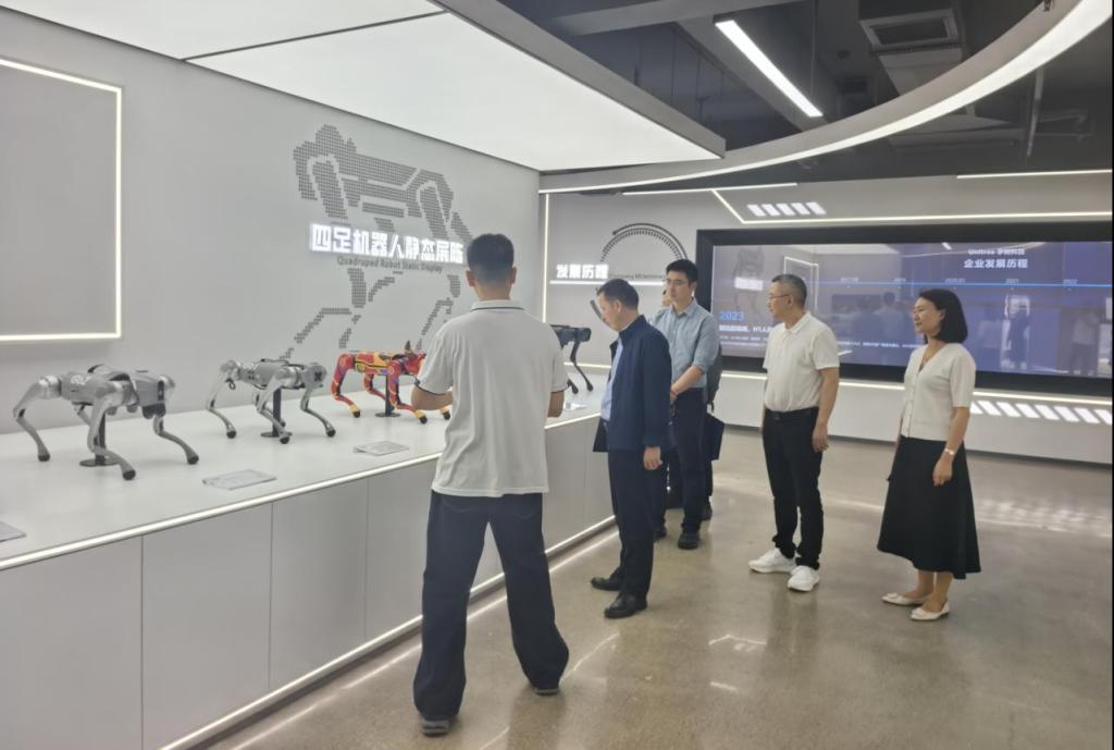 调研组参观重庆宇羿科技有限公司企业展厅.png